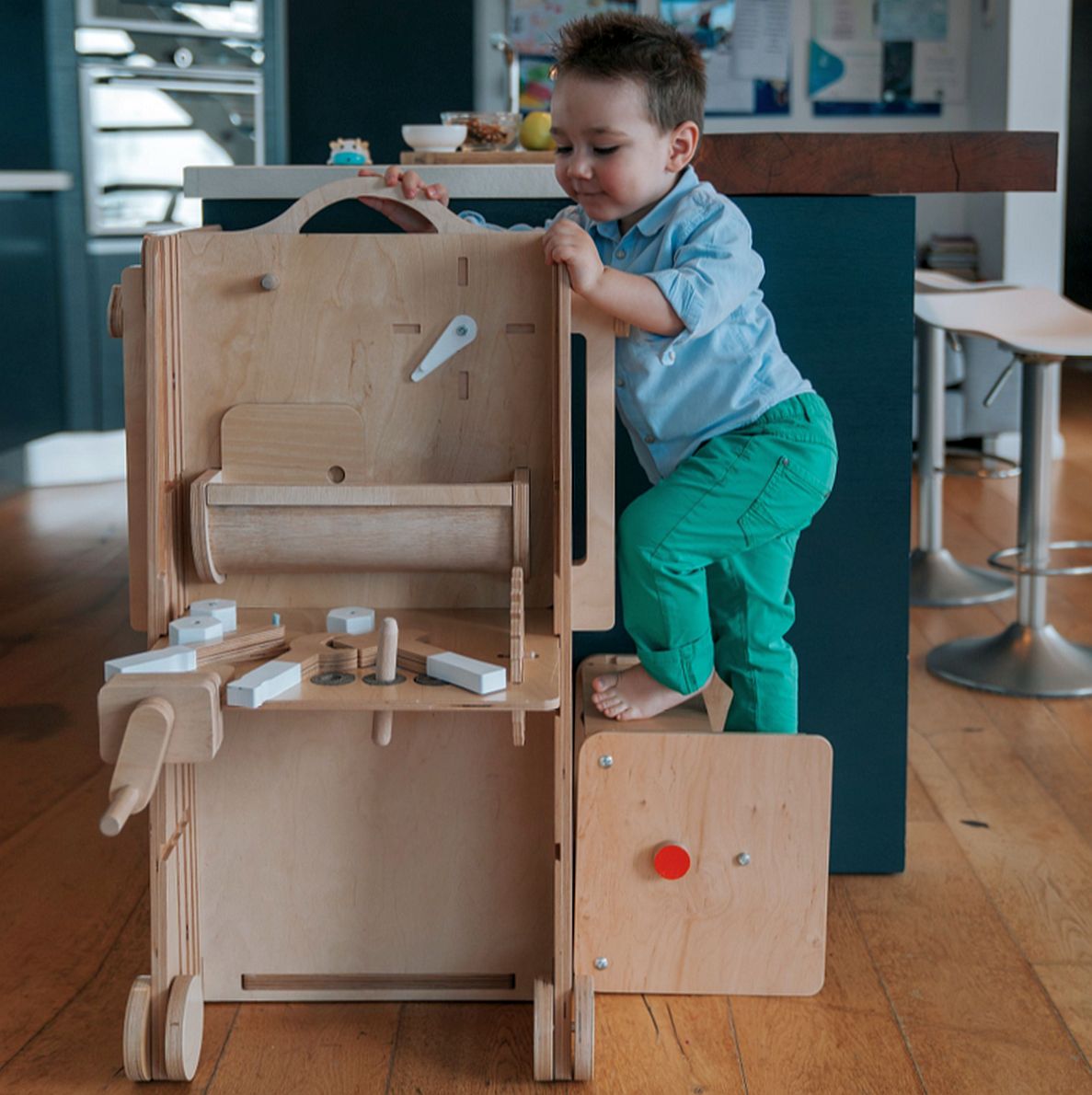 Stația de Joacă - turn, tobogan, tablă de scris, mini birou, rolă de hartie, scaun inalt, premergător