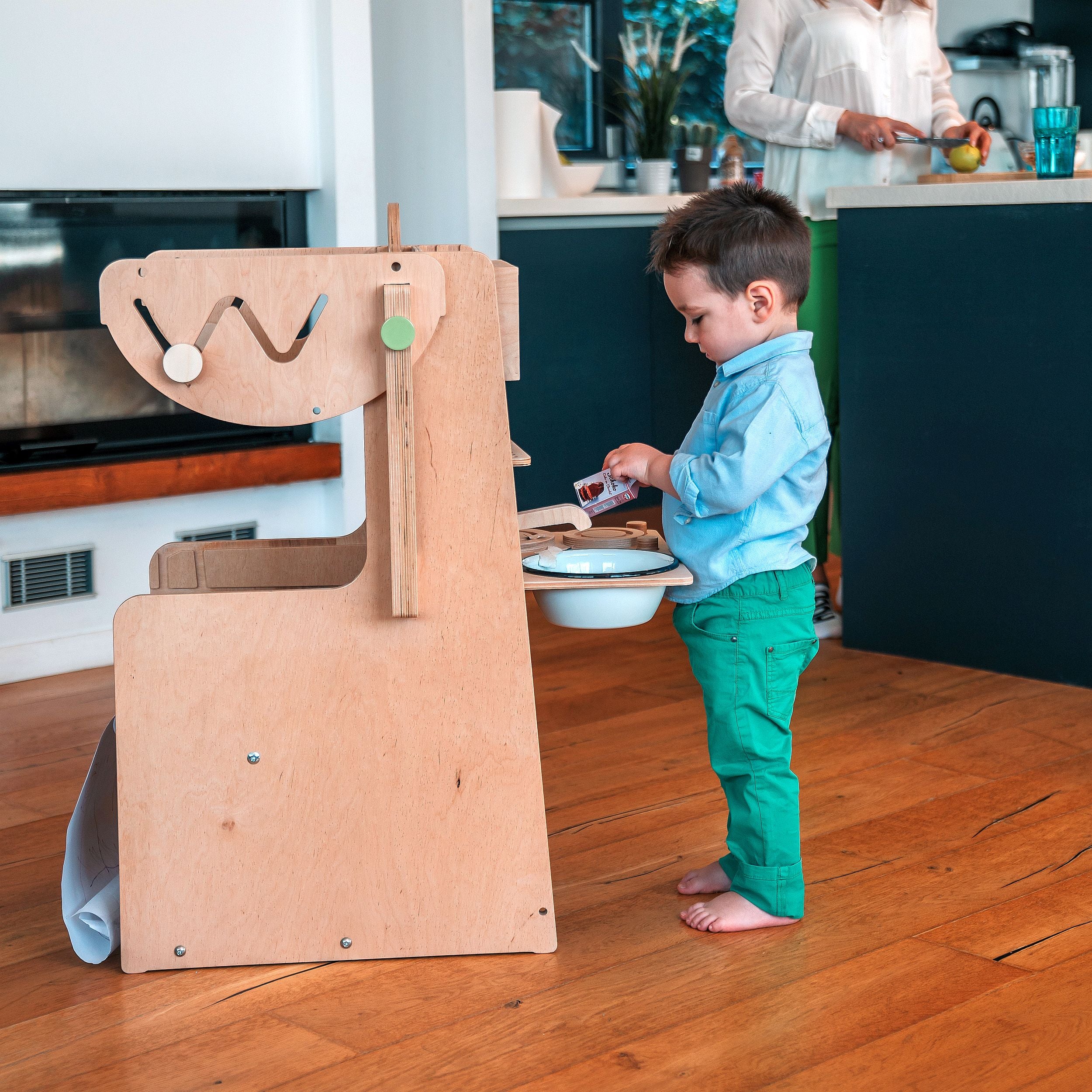 Stația de Joacă - turn, tobogan, tablă de scris, mini birou, rolă de hartie, scaun inalt, premergător