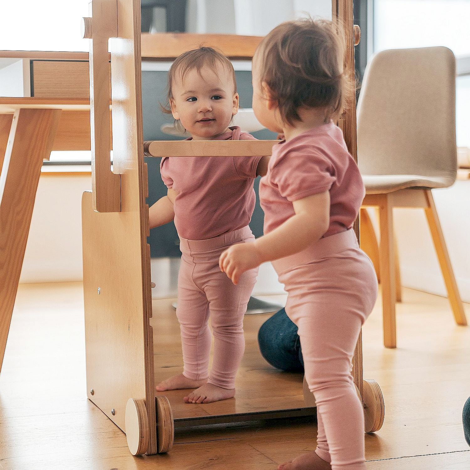 Stația de Joacă - turn, tobogan, tablă de scris, mini birou, rolă de hartie, scaun inalt, premergător