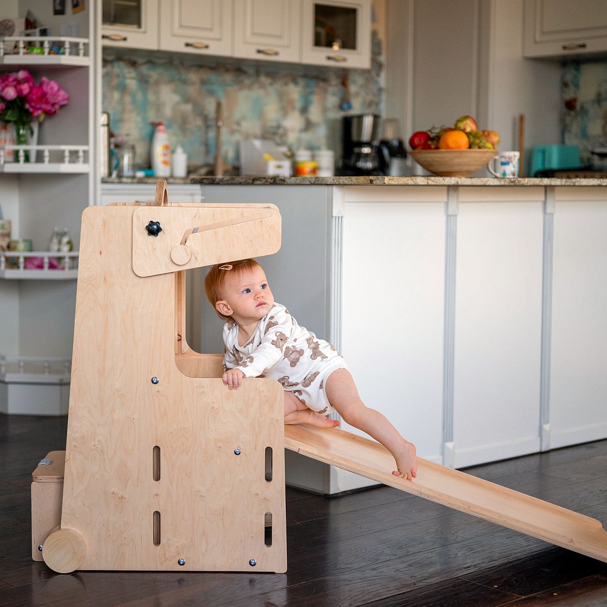 Stația de Joacă - turn, tobogan, tablă de scris, mini birou, rolă de hartie, scaun inalt, premergător