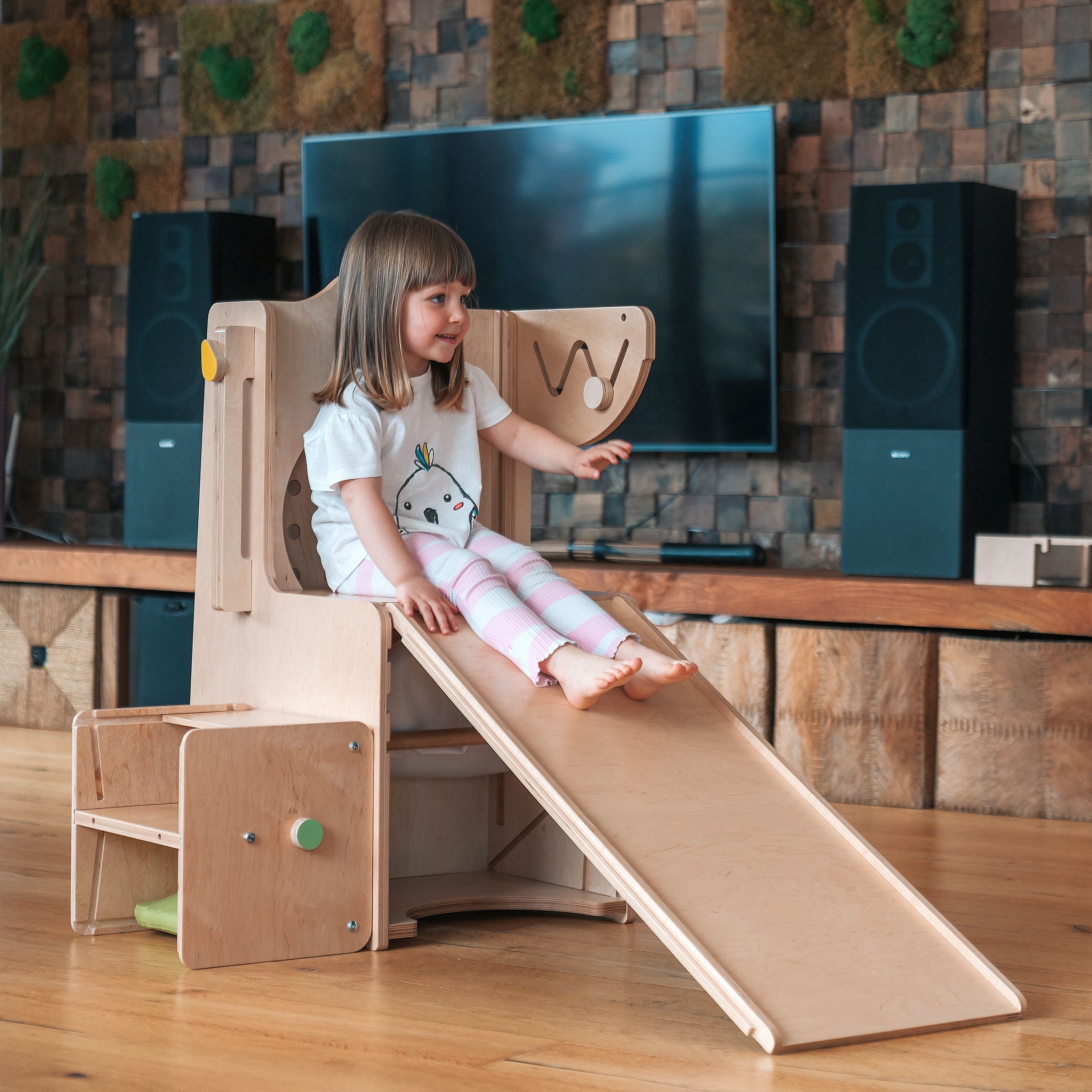 Stația de Joacă - turn, tobogan, tablă de scris, mini birou, rolă de hartie, scaun inalt, premergător