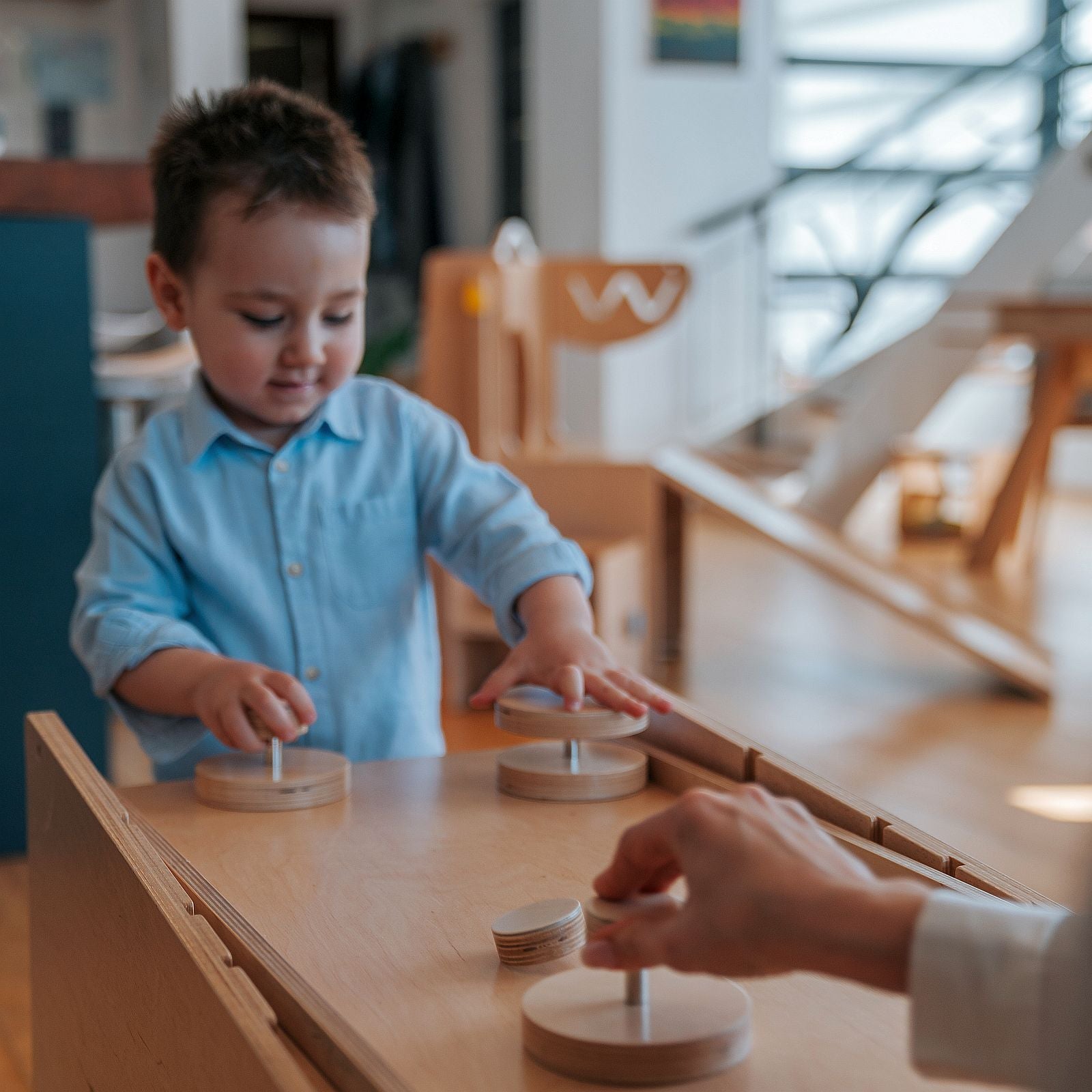 Stația de Joacă - turn, tobogan, tablă de scris, mini birou, rolă de hartie, scaun inalt, premergător