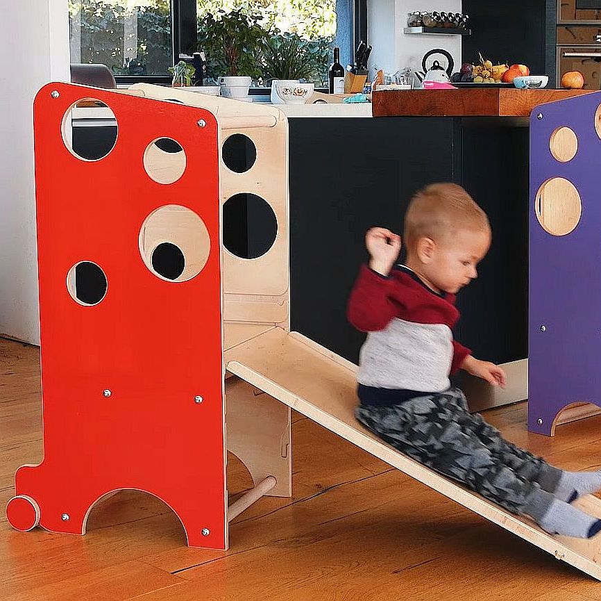 Turnul Leea, culoare ROSU cu Tobogan, Birou și Tablă de scris (LICHIDARE DE STOC)