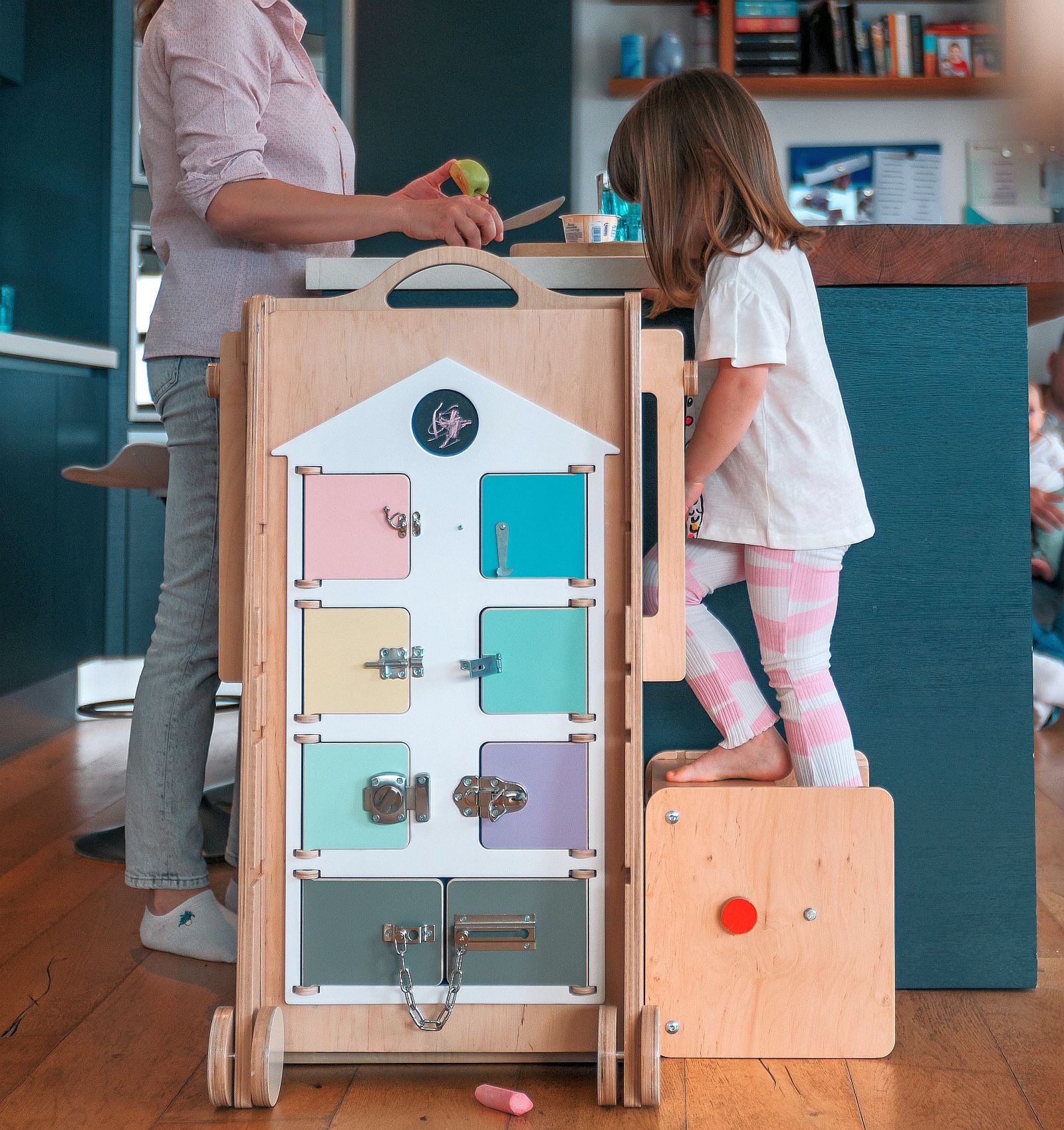 Stația de Joacă - turn, tobogan, tablă de scris, mini birou, rolă de hartie, scaun inalt, premergător