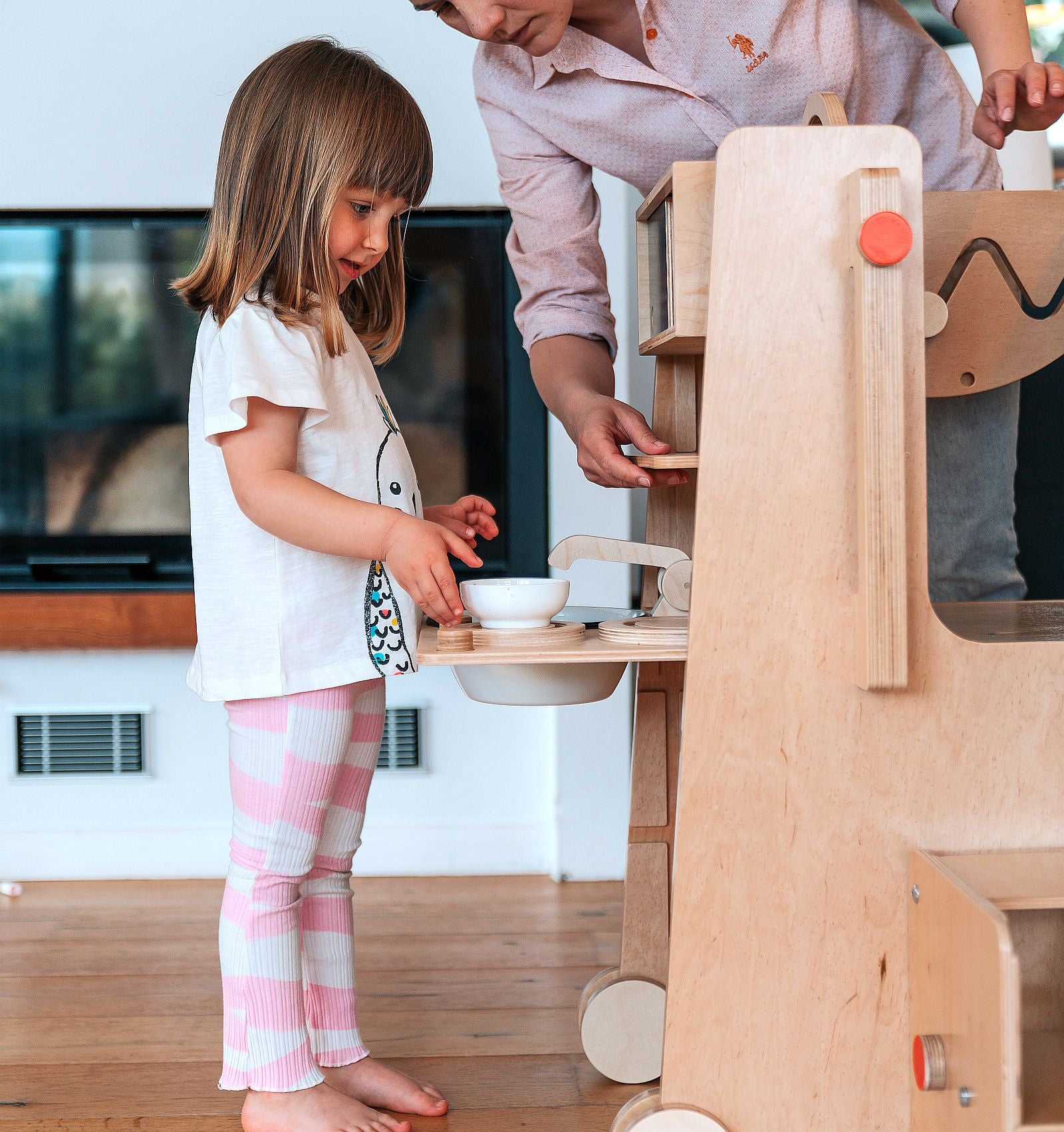 Stația de Joacă - turn, tobogan, tablă de scris, mini birou, rolă de hartie, scaun inalt, premergător