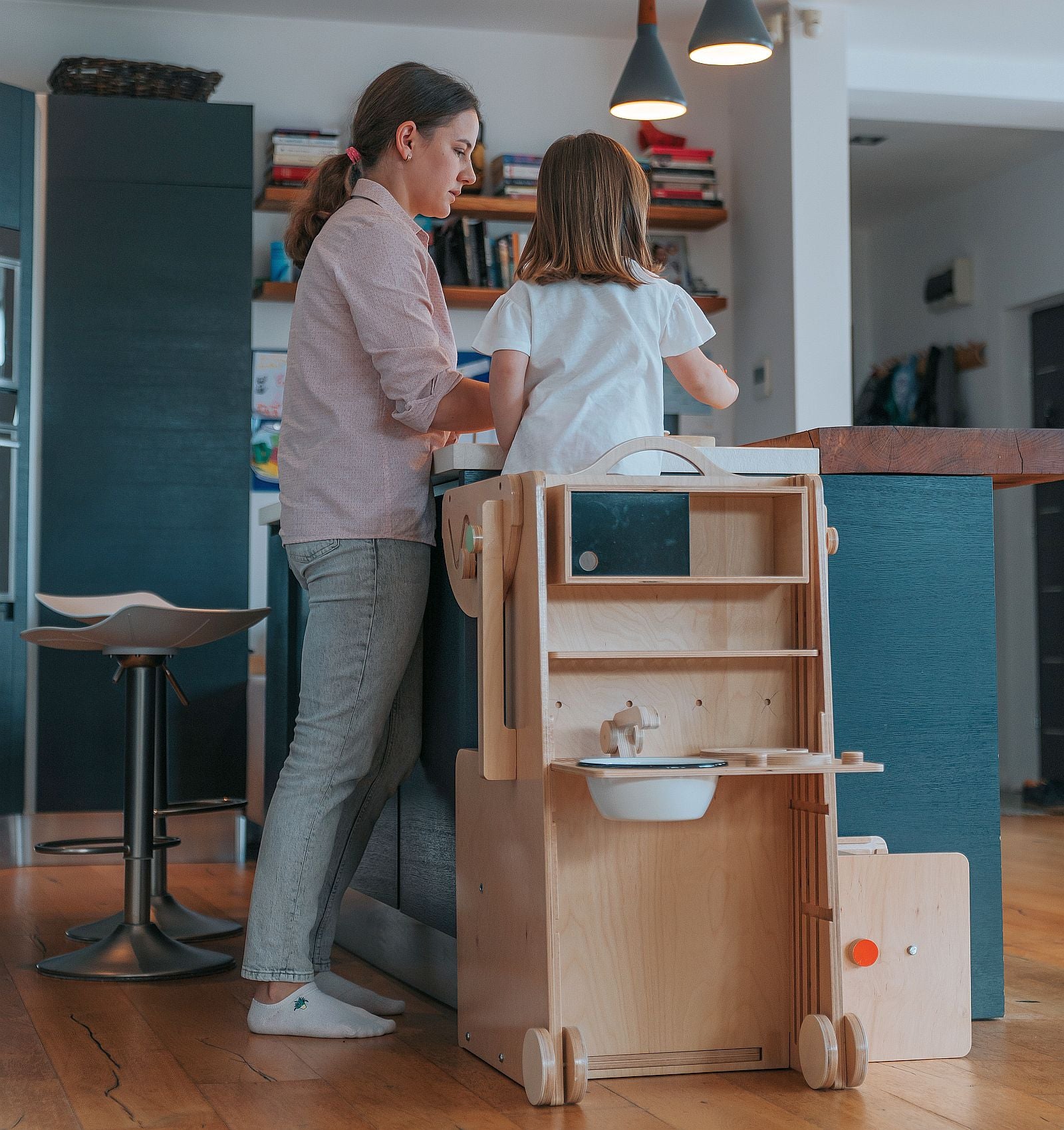 Stația de Joacă - turn, tobogan, tablă de scris, mini birou, rolă de hartie, scaun inalt, premergător